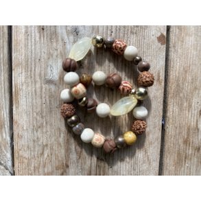 Armbnd med mix af natur perler